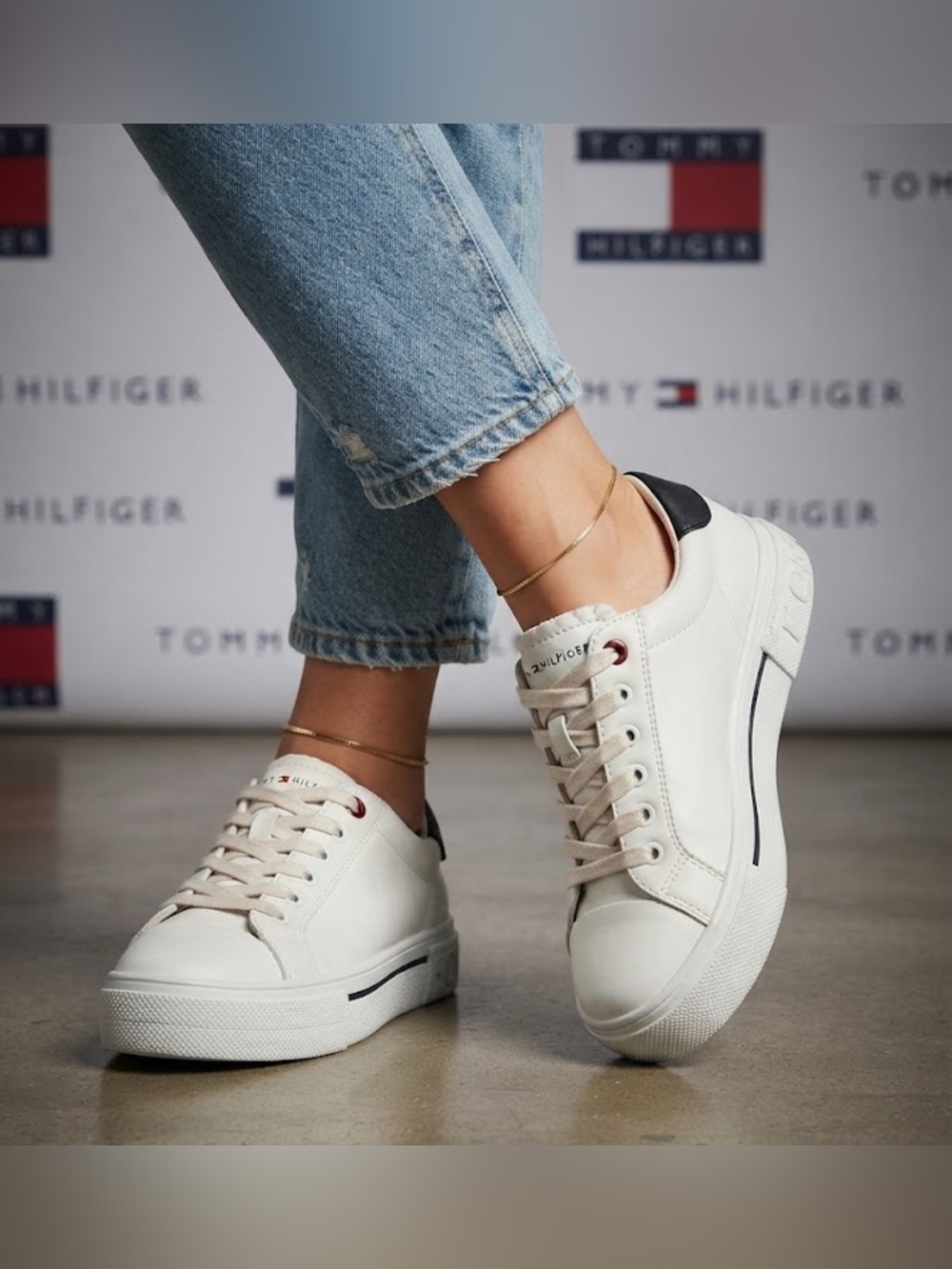 Authentic Tommy Hilifiger signature sneakers sz 8.5
